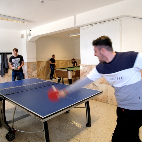 Sala de juegos con mesa de ping-pong
