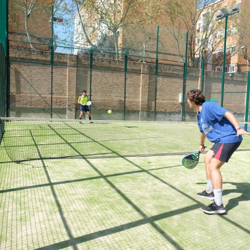 Pista de pádel exterior en las zonas comunes del Colegio Mayor