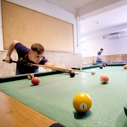 Sala de juegos con billar