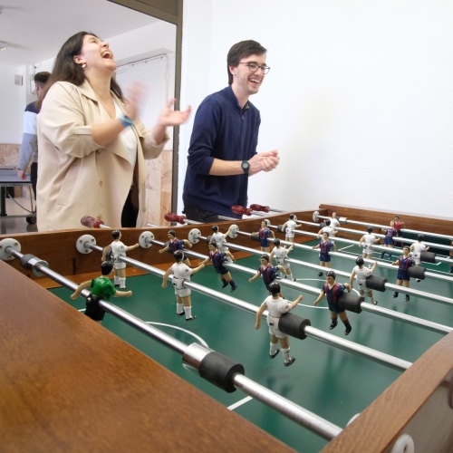 Sala de juegos con futbolín